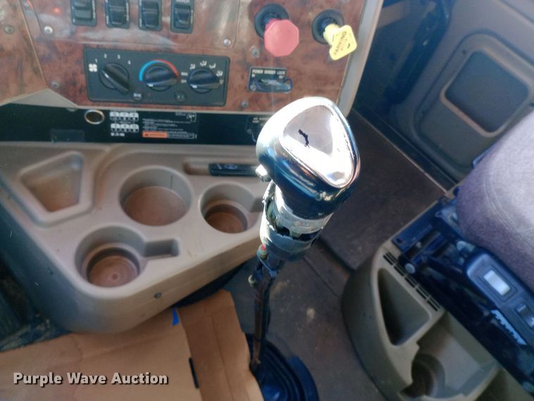 image for item DW0905 2006 International 9200 semi truck