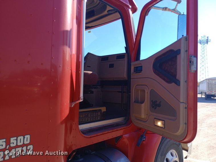 image for item DW0905 2006 International 9200 semi truck