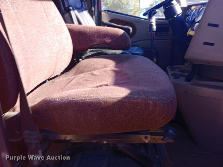 image for item DW0905 2006 International 9200 semi truck