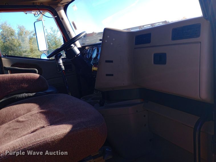 image for item DW0905 2006 International 9200 semi truck