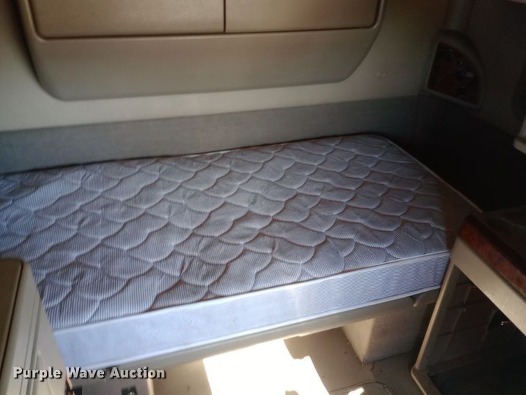 image for item DW0905 2006 International 9200 semi truck