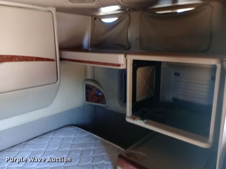 image for item DW0905 2006 International 9200 semi truck