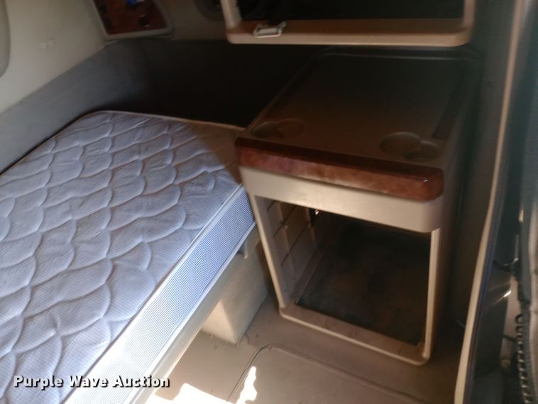 image for item DW0905 2006 International 9200 semi truck