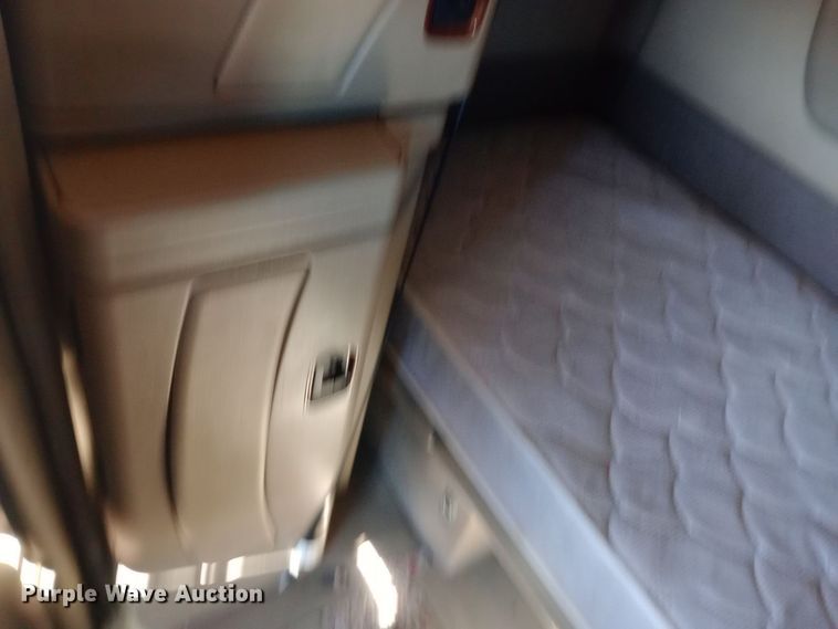 image for item DW0905 2006 International 9200 semi truck