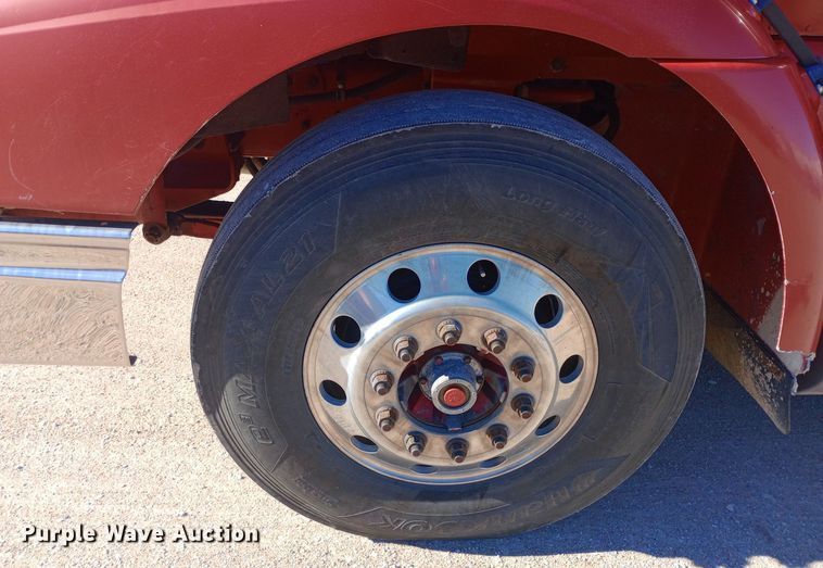 image for item DW0905 2006 International 9200 semi truck