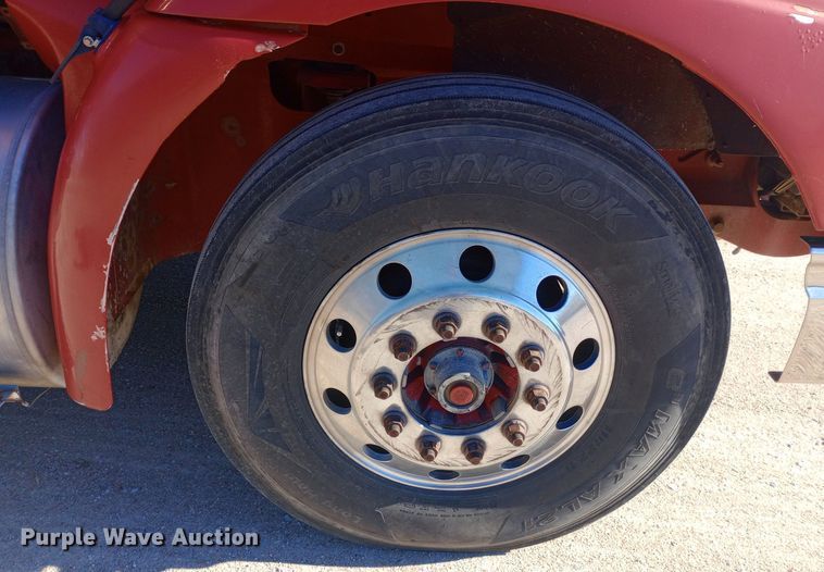 image for item DW0905 2006 International 9200 semi truck