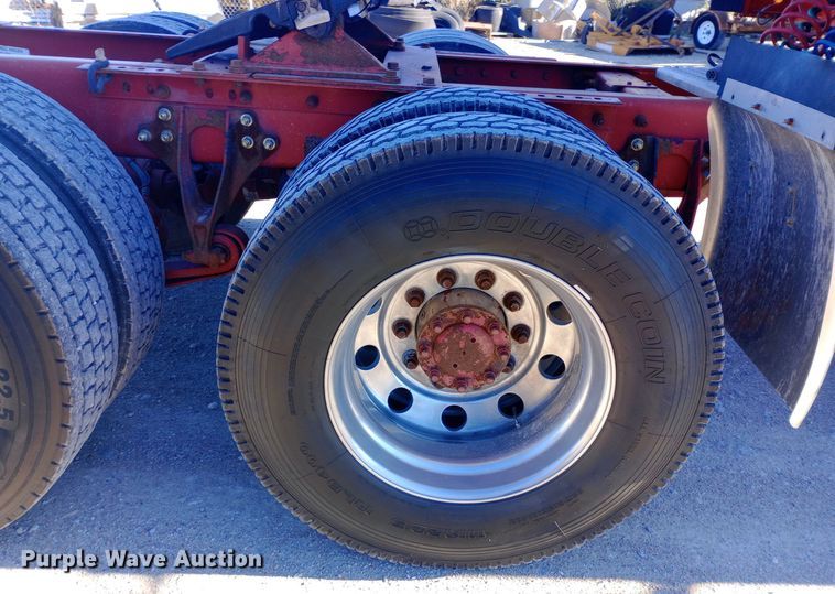 image for item DW0905 2006 International 9200 semi truck