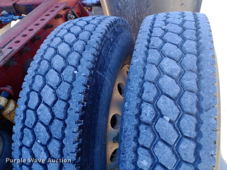 image for item DW0905 2006 International 9200 semi truck