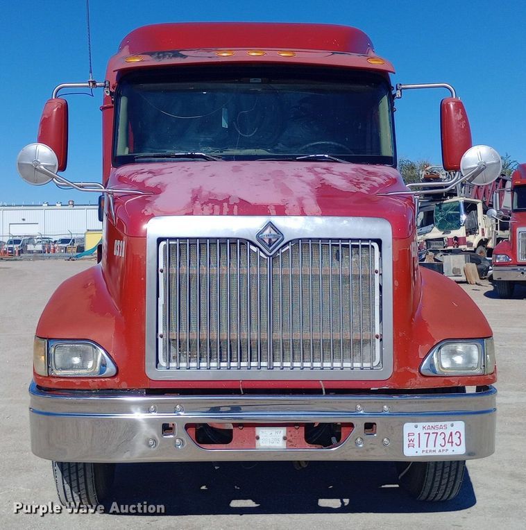 image for item DW0909 2003 International 9200i semi truck