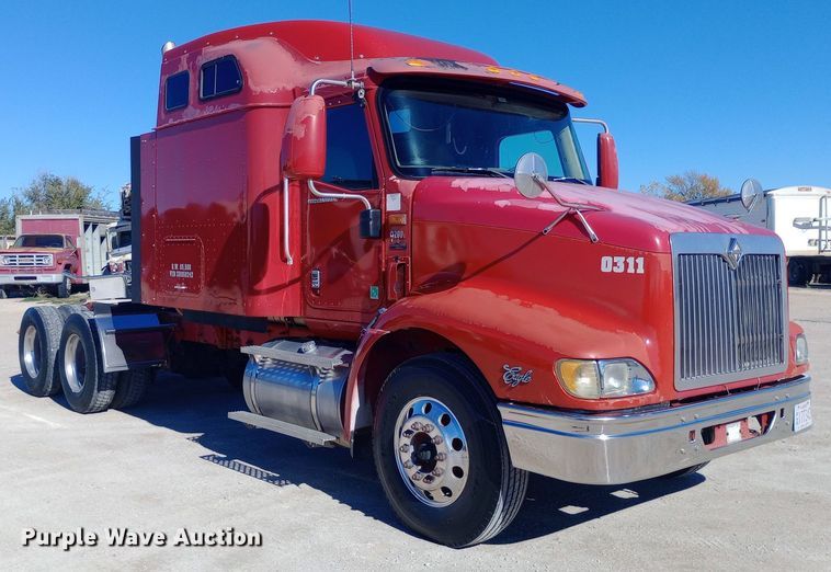 image for item DW0909 2003 International 9200i semi truck