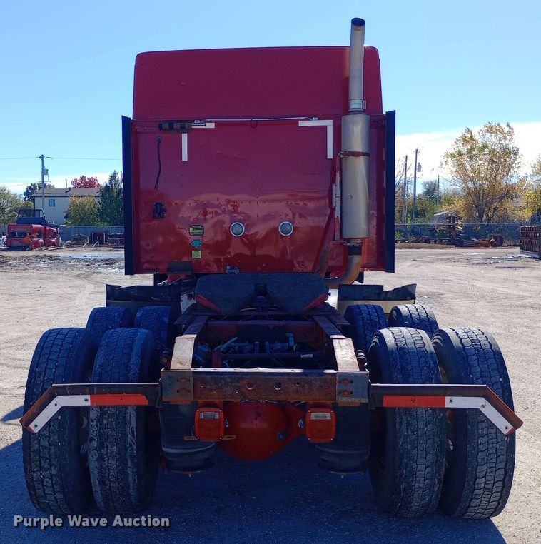 image for item DW0909 2003 International 9200i semi truck