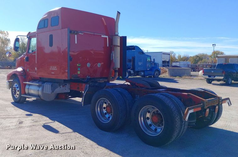 image for item DW0909 2003 International 9200i semi truck