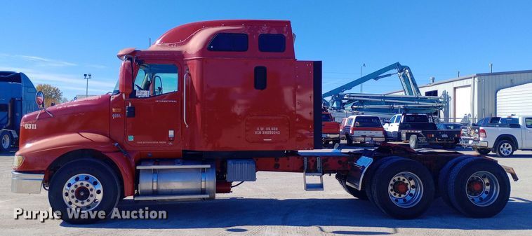 image for item DW0909 2003 International 9200i semi truck