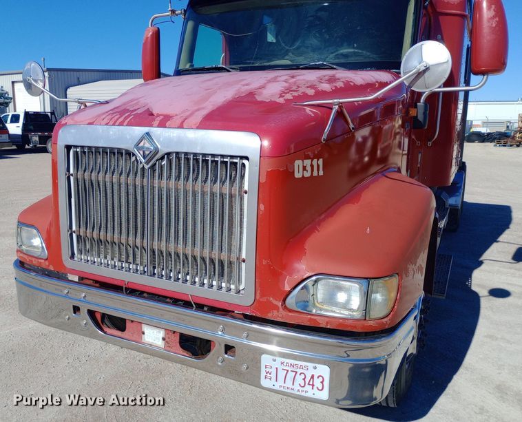 image for item DW0909 2003 International 9200i semi truck