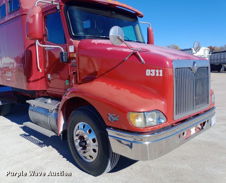 image for item DW0909 2003 International 9200i semi truck