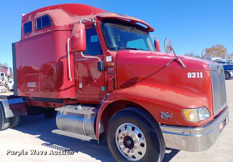 image for item DW0909 2003 International 9200i semi truck