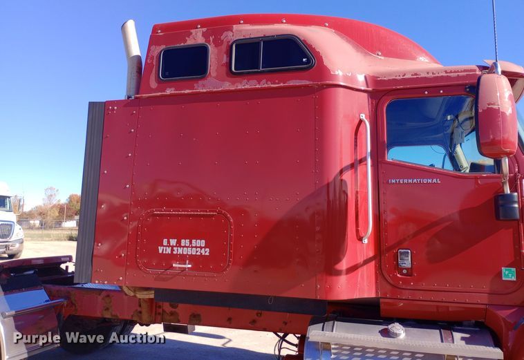 image for item DW0909 2003 International 9200i semi truck
