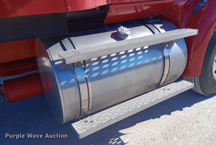 image for item DW0909 2003 International 9200i semi truck