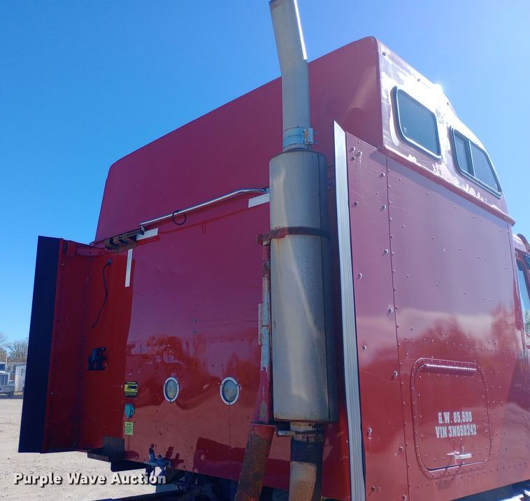 image for item DW0909 2003 International 9200i semi truck