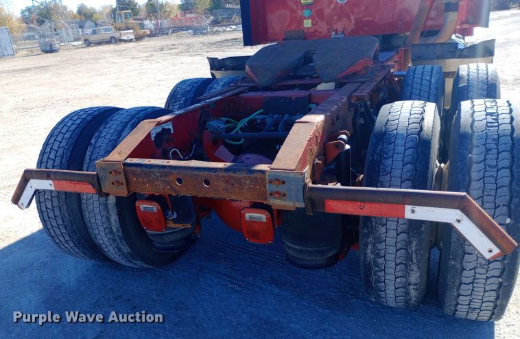 image for item DW0909 2003 International 9200i semi truck