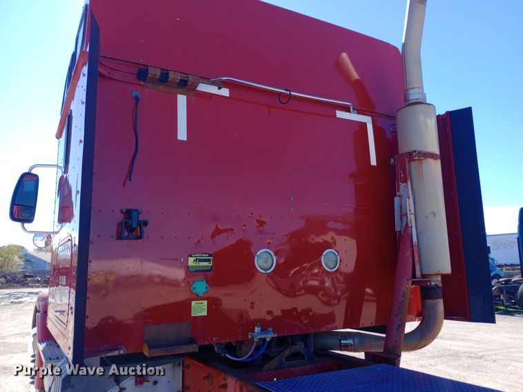 image for item DW0909 2003 International 9200i semi truck