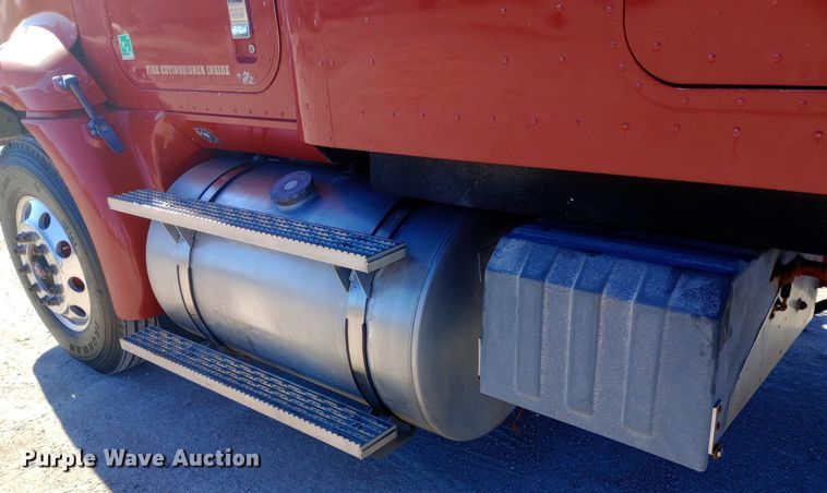 image for item DW0909 2003 International 9200i semi truck