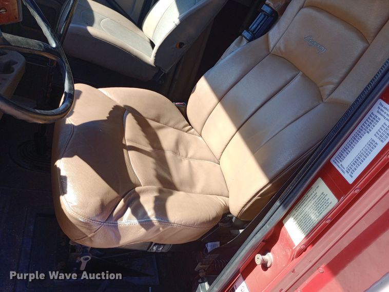 image for item DW0909 2003 International 9200i semi truck