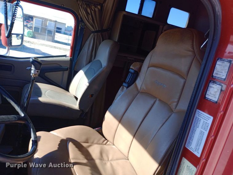 image for item DW0909 2003 International 9200i semi truck