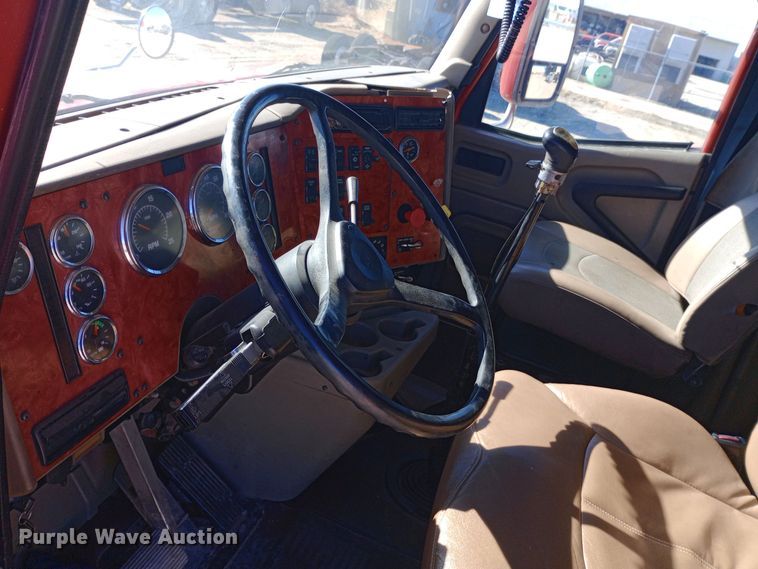 image for item DW0909 2003 International 9200i semi truck