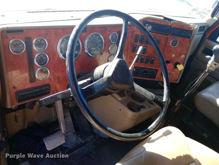 image for item DW0909 2003 International 9200i semi truck