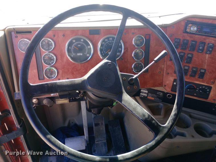 image for item DW0909 2003 International 9200i semi truck