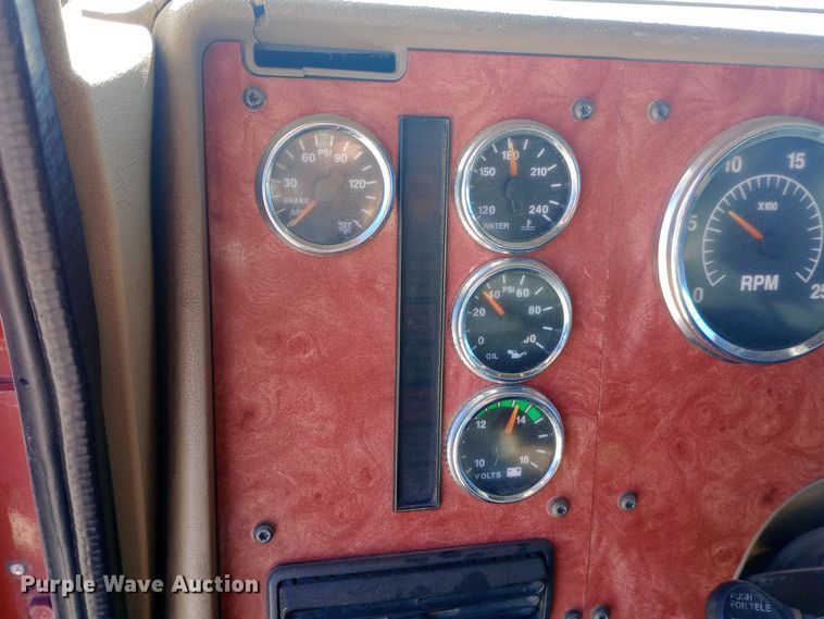 image for item DW0909 2003 International 9200i semi truck