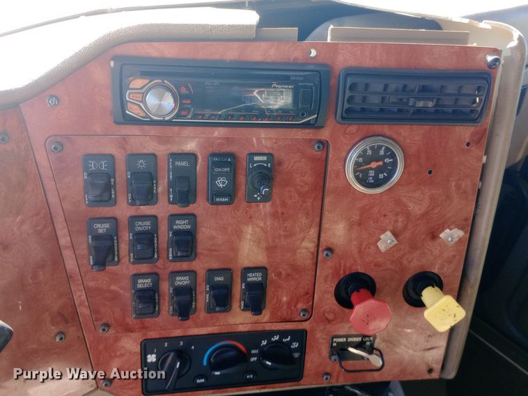 image for item DW0909 2003 International 9200i semi truck