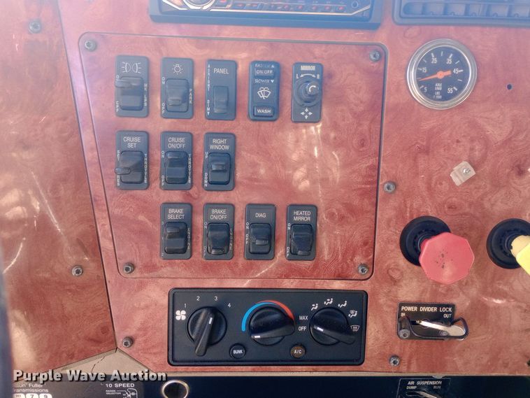 image for item DW0909 2003 International 9200i semi truck