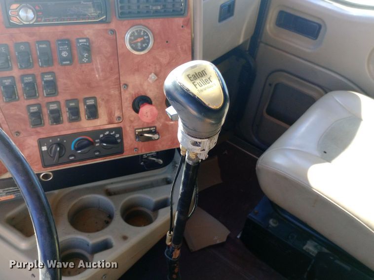 image for item DW0909 2003 International 9200i semi truck