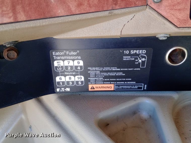 image for item DW0909 2003 International 9200i semi truck