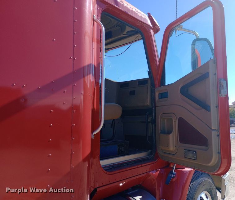 image for item DW0909 2003 International 9200i semi truck