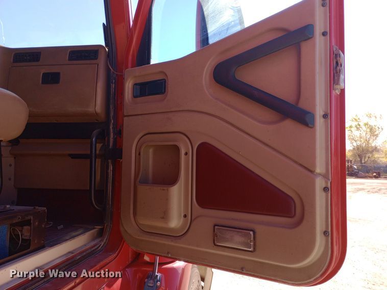 image for item DW0909 2003 International 9200i semi truck