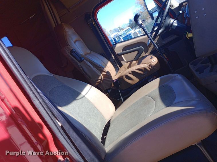 image for item DW0909 2003 International 9200i semi truck