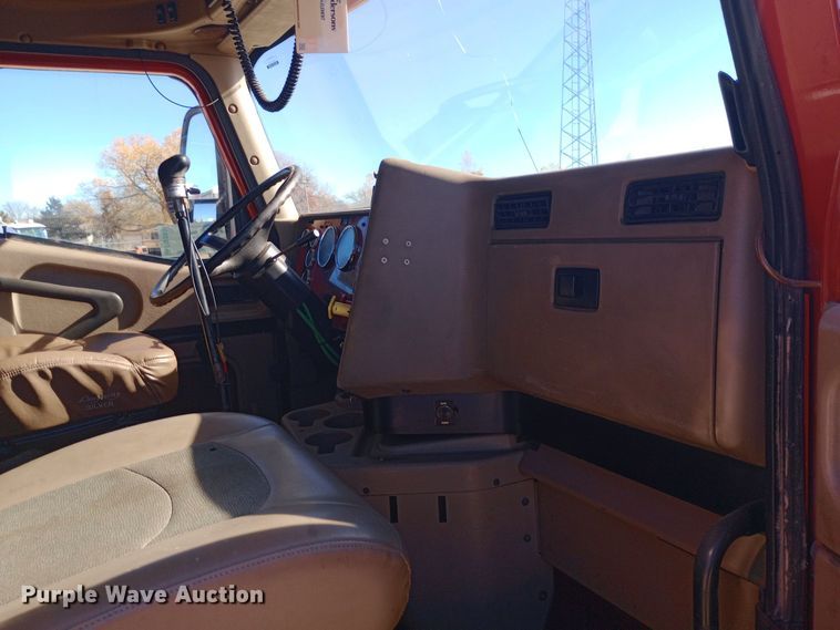 image for item DW0909 2003 International 9200i semi truck