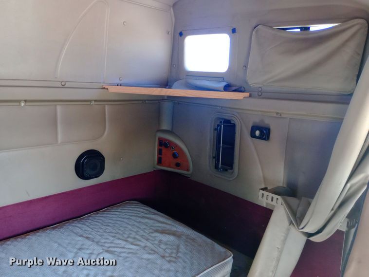 image for item DW0909 2003 International 9200i semi truck