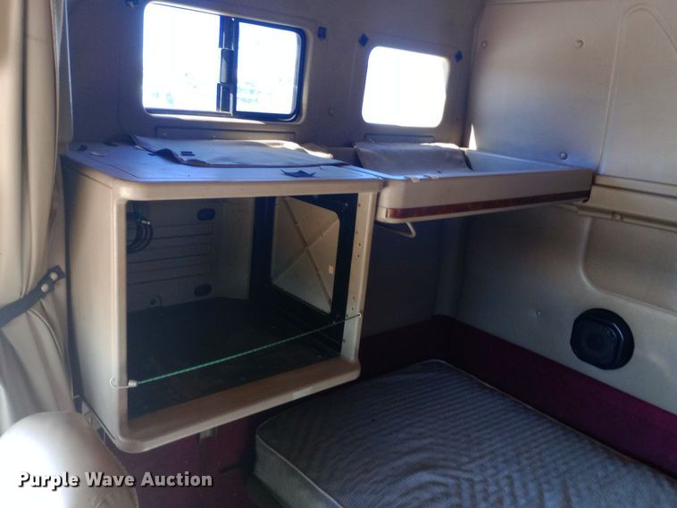 image for item DW0909 2003 International 9200i semi truck