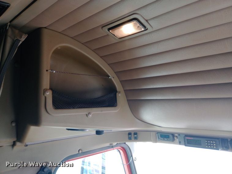 image for item DW0909 2003 International 9200i semi truck