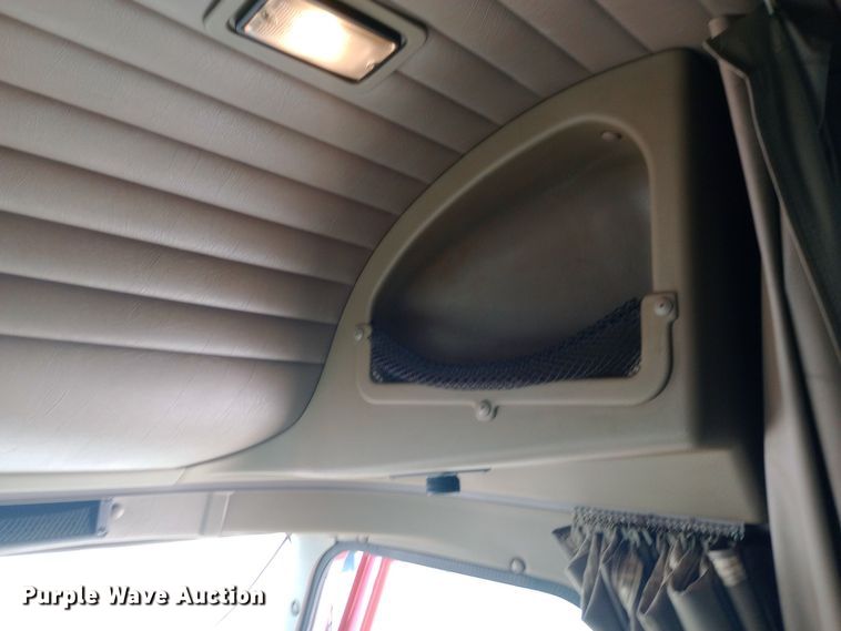 image for item DW0909 2003 International 9200i semi truck