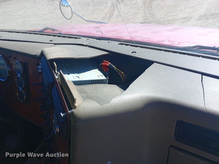 image for item DW0909 2003 International 9200i semi truck