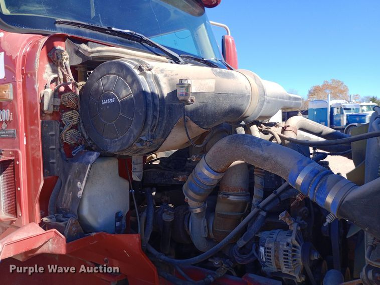 image for item DW0909 2003 International 9200i semi truck