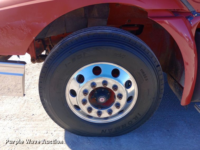 image for item DW0909 2003 International 9200i semi truck