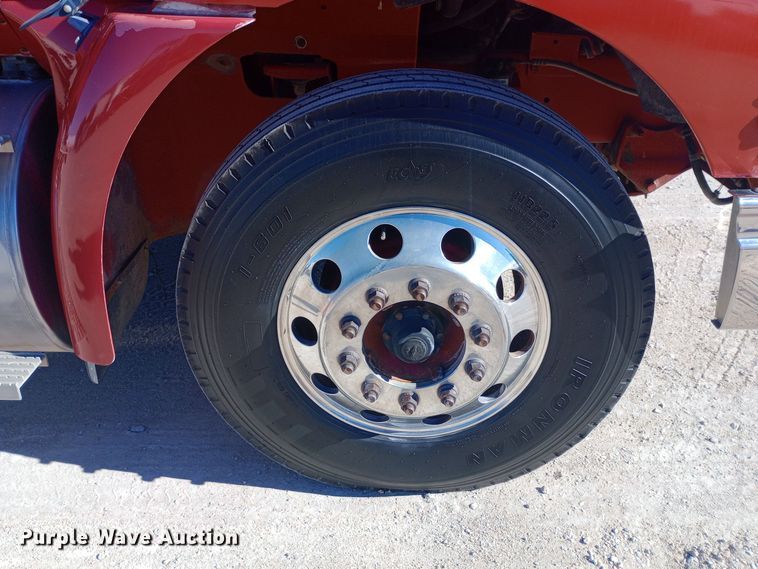 image for item DW0909 2003 International 9200i semi truck