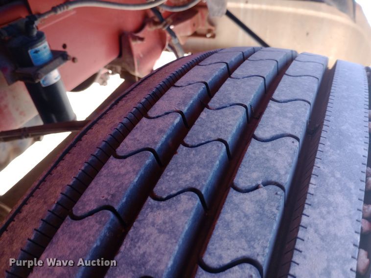 image for item DW0909 2003 International 9200i semi truck