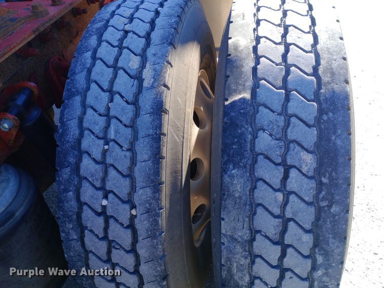 image for item DW0909 2003 International 9200i semi truck